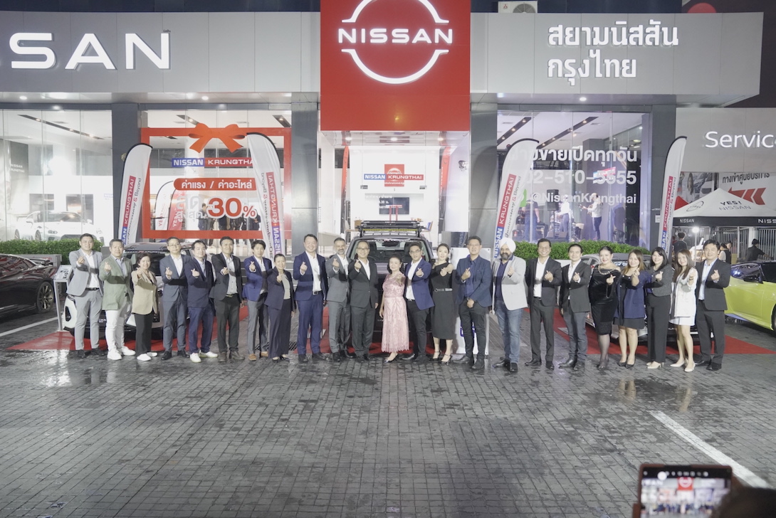 สยามนิสสัน กรุงไทย เปิดตัวรถยนต์รุ่นพิเศษ R Concept 3 รุ่น ฉลองครบรอบ 30 ปี สยามนิสสัน กรุงไทย ผู้แทนจําหน่ายรถยนต์นิสสันอย่างเป็นทางการบนถนนรามอินทรา กม.4 เปิดตัวรถยนต์รุ่น พิเศษ 3 รุ่นในโอกาสฉลองครบรอบ 30 ปี ภายใต้ชื่องาน “Nissan Krungthai 30th Anniversary & Beyond” เพื่อขอบคุณ ลูกค้าและพันธมิตรทางธุรกิจ พร้อมชูจุดเด่นที่การพัฒนารถยนต์รุ่นพิเศษ โดยทีมงาน Nissan High-Performance Center (NHPC) ซึ่งเป็นศูนย์บริการรถยนต์สมรรถนะสูงของนิสสัน แห่งเดียวในประเทศไทย งานเปิดตัวรถยนต์รุ่นพิเศษ R Concept ทั้ง 3 รุ่น ได้แก่: • Nissan Navara R-4X: โฉมใหม่ที่สะท้อนสไตล์ Baja ดุดันพร้อมช่วงล่าง High Performance จาก Profender ที่ยก สูงขึ้น 2 นิ้ว มาพร้อมกับล้อแม็กซ์ KMC ยาง Cooper Tires Discoverer S/T MAXX 265/70R17 เพิ่มความแข็งแกร่งของ เครื่องยนต์ด้วยกําลังสูงสุด 243 แรงม้า (จากเดิม 190 แรงม้า) แรงสุดในรถยนต์กระบะดีเซลสี่สูบในประเทศไทย มุ่งเน้นตอบ โจทย์ผู้ที่ต้องการรถกระบะสมรรถนะสูงทั้งในและนอกถนน • Nissan Almera-R: ปรับโฉมใหม่ด้วยชุดสปอยเลอร์รอบคันสไตล์สปอร์ต พร้อมลวดลายพิเศษฉลองครบรอบ 30 ปี เสริม ช่วงล่าง High Performance จาก Profender เพิ่มกําลังเครื่องยนต์ขนาด 1.0 ลิตร เทอร์โบ เป็น 117 แรงม้า (จากเดิม 100 แรงม้า) และใช้ล้อแม็กซ์จาก Enkei Tuning มาพร้อมกับยาง Goodyear Eagle F1 Sport 215/45R17 เพื่อความลงตัวทั้ง รูปลักษณ์และสมรรถนะ • Nissan Kicks-R: สะท้อนความสปอร์ตด้วยสปอยเลอร์รอบคันลวดลายพิเศษ 30th Anniversary เพิ่มช่วงล่าง High Performance จาก H-Drive พร้อมระบบคันเร่งไฟฟ้าที่ช่วยเพิ่มการตอบสนองอัตราเร่งแบบ Sport เสริมด้วยล้อแม็กซ์ Enkei Tuning พร้อมยาง Goodyear Assurance MaxGuard 225/50R18 เพื่อลุคที่โดดเด่นและสมรรถนะที่เหนือกว่า โดยงานนี้ได้รับเกียรติจาก นาย มาซาโอะ สึสึมิ รองประธานอาวุโส บริษัท นิสสัน มอเตอร์ (ประเทศไทย), Mr. Marcio Alves, Managing Director, Nissan leasing Thailand และ Mr. Randeep Singh Kanwar, Managing Director, Goodyear (Thailand) มาร่วมแสดงความยินดี พร้อมทั้งหน่วยงานภาครัฐ เช่น เขตบางเขน, สถาบันพัฒนาสุขภาวะ เขต เมืองบางเขน, โรงเรียนรัตนโกสินทร์สมโภชบางเขน, สถานีตํารวจโคกคราม และสถานีตํารวจบางเขน เพื่อร่วมรับมอบบริการ พิเศษในโครงการสนับสนุนการดําเนินงานของหน่วยงานภาครัฐเพื่อสาธารณประโยชน์ซึ่งเป็นการตอบแทนสังคมและ สนับสนุนชุมชนท้องถิ่น คุณพิสิทธิ์ จันทรเสรีกุล กรรมการผู้จัดการบริษัท สยามนิสสัน กรุงไทย กล่าวว่า “เรามีความยินดีเป็นอย่างยิ่งที่ได้เฉลิมฉลอง วาระครบรอบ 30 ปีในฐานะผู้แทนจําหน่ายรถยนต์นิสสัน และรู้สึกเป็นเกียรติที่ได้รับการไว้วางใจจากลูกค้าและพันธมิตรอย่าง ต่อเนื่อง การพัฒนารถยนต์รุ่นพิเศษทั้ง 3 รุ่นในครั้งนี้เป็นการตอบสนองต่อความต้องการของลูกค้า และแฟนคลับของนิสสัน ที่ ต้องการรถยนต์ที่มีเอกลักษณ์เฉพาะตัว ตามสไตล์ R Concept นับเป็นก้าวสําคัญที่เราตั้งใจนําเสนอให้ลูกค้าได้สัมผัส ประสบการณ์การขับขี่ที่เต็มเปี่ยมด้วยพลังและจิตวิญญาณในแบบฉบับของนิสสันอย่างแท้จริง” คุณพิสิทธิ์ จันทรเสรีกุล ยังกล่าวเสริมว่า “บริษัท สยามนิสสัน กรุงไทย หนึ่งในบริษัทเครือ เคคาร์ กรุ๊ป กลุ่มธุรกิจรถยนต์ชั้นนํา ของไทย มั่นใจในแบรนด์นิสสัน จนสามารถสร้างยอดขายสูงสุดในประเทศไทย มีทั้งโชว์รูม ศูนย์บริการ ศูนย์ซ่อมสี-ตัวถัง มาตรฐาน และสิทธิ์ในการจําหน่ายนิสสัน GTR แห่งเดียวในประเทศ และศูนย์บริการ Nissan High-Performance Center (NHPC) ของเราที่ทันสมัยและครบครันที่สุดในประเทศไทย โดยเน้นการบํารุงรักษา รถยนต์สมรรถนะสูงของนิสสัน เรามั่นใจว่า รถ R Concept ทั้ง 3 รุ่นนี้จะสามารถสนองความต้องการของลูกค้าได้เป็นอย่างดีอีกทั้ง สยามนิสสัน กรุงไทย พร้อมสําหรับรถ นิสสันรุ่นใหม่ ที่จะทยอยเปิดตัวต่อจากนี้ และตั้งเป้าเป็นโชว์รูมที่มียอดขายอันดับหนึ่ง และศูนย์บริการคุณภาพสูงสุดที่พร้อม รองรับรถนิสสันในอนาคตต่อไป” รถยนต์รุ่นพิเศษทั้ง 3 รุ่นนี้จะจําหน่ายเฉพาะที่ บริษัท สยามนิสสัน กรุงไทย ที่เดียวในประเทศไทยผู้ที่สนใจสามารถเข้าชมได้ที่ โชว์รูมฝ่ายขาย ตั้งแต่วันนี้เป็นต้นไป
