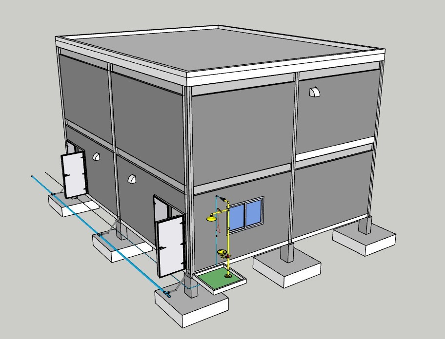 พนักงานบริษัทรับเหมาก่อสร้างโรงงานรวมตัวกันหน้าไซต์งานก่อสร้าง สวมหมวกนิรภัยและเสื้อสะท้อนแสง แสดงถึงความพร้อมและความเป็นมืออาชีพในการดำเนินโครงการก่อสร้างโรงงาน