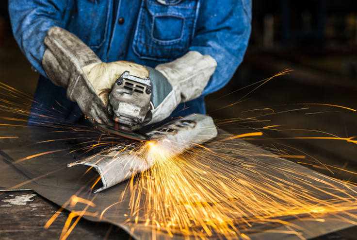 ทีมวิศวกรและช่างเทคนิคจากบริษัทรับเหมาก่อสร้างโรงงานกำลังวางแผนงานหน้าไซต์งานอุตสาหกรรม พร้อมเครื่องมือและอุปกรณ์ก่อสร้างครบครัน