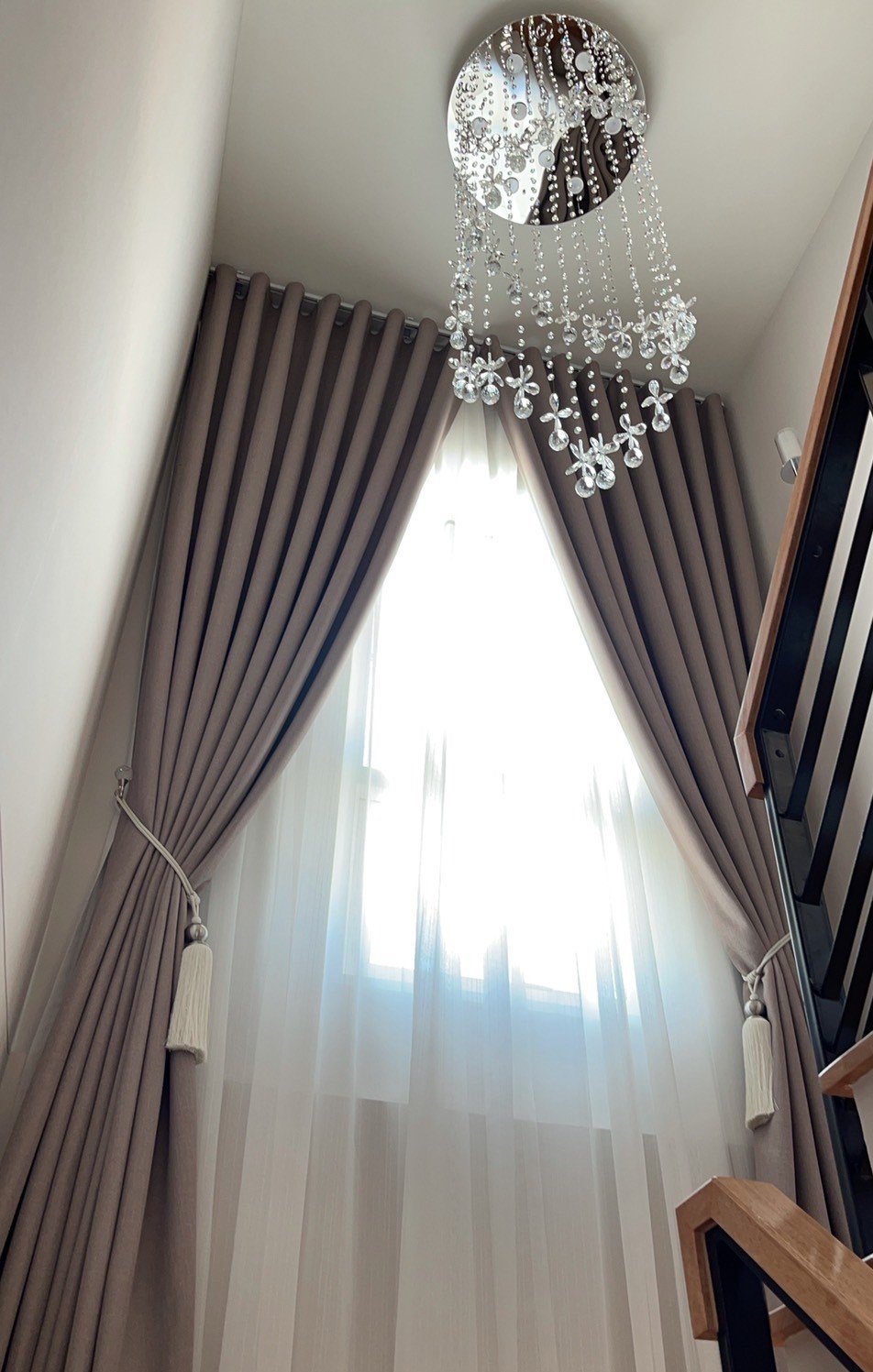 ม่านลอนรูปแบบผสมระหว่างม่านตาไก่และม่านจีบ