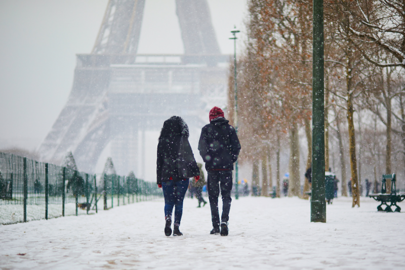 นักท่องเที่ยวเดินชมหอไอเฟลในกรุงปารีสช่วงหน้าหนาว ซึ่งมีคนน้อยกว่าปกติ ทำให้เที่ยวได้สบาย