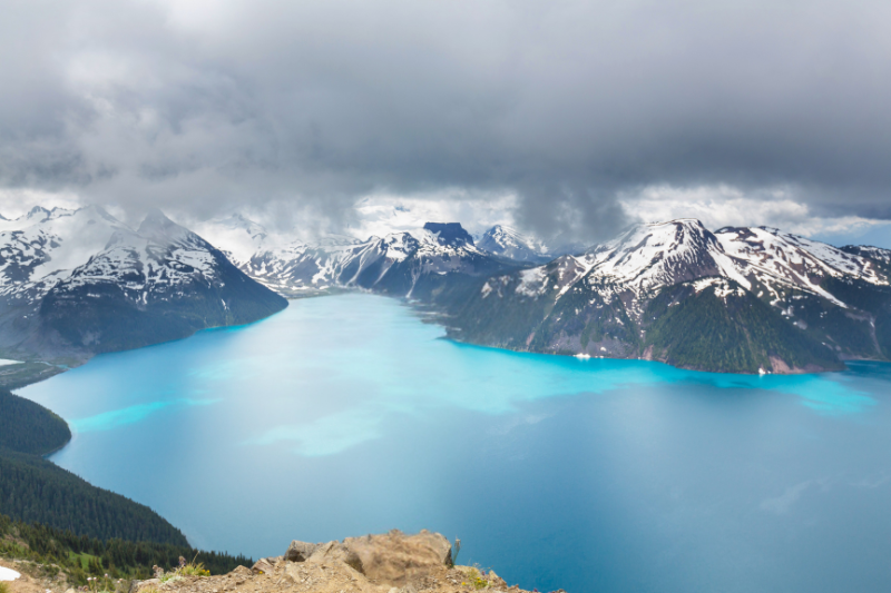 ทะเลสาบ Garibaldi ทะเลสาบน้ำใสกลางหุบเขาในบริติชโคลัมเบีย