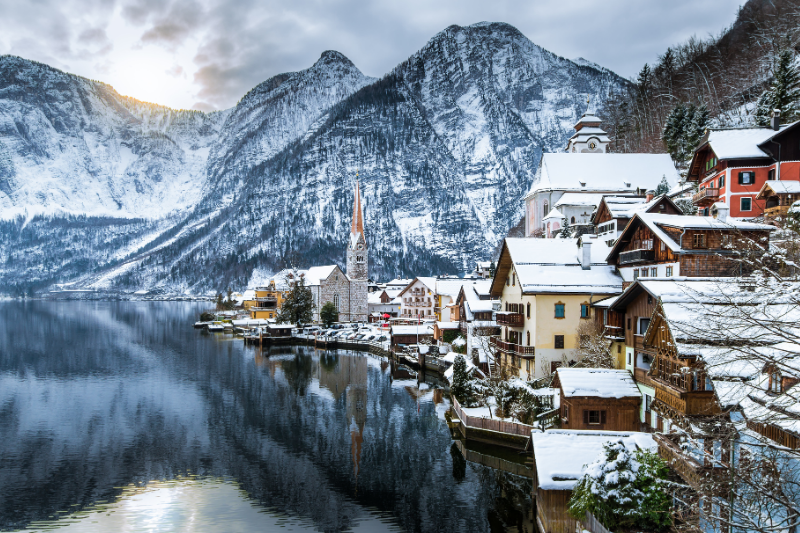 หมู่บ้าน Hallstatt ประเทศออสเตรีย ในฤดูหนาว มีหิมะปกคลุมหลังคาบ้าน ให้บรรยากาศเหมือนในเทพนิยาย