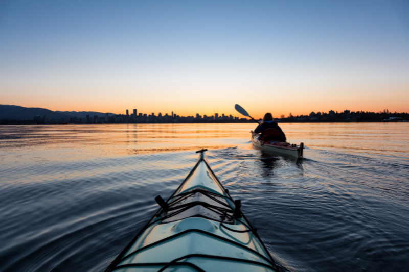 นักท่องเที่ยวพายเรือคายัคชมวิวอ่าวแวนคูเวอร์