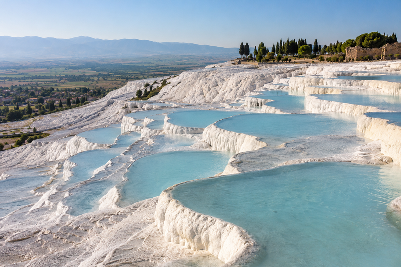 ลานหินปูนสีขาวและสระน้ำแร่สีฟ้าที่ปามุคคาเล เมืองเดนิซลี ประเทศตุรกี