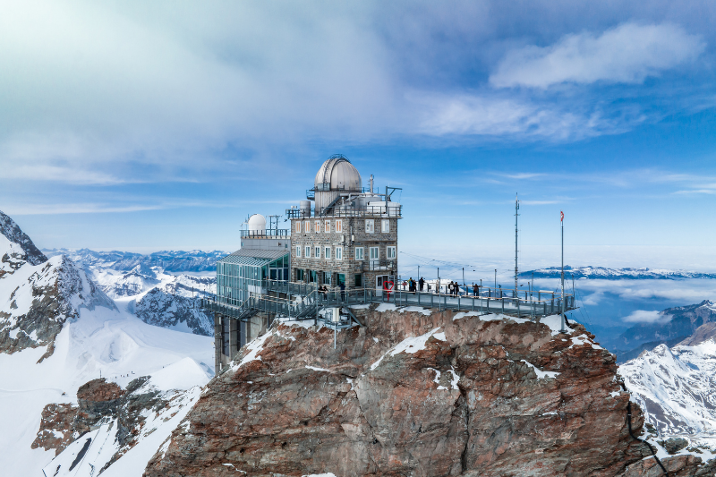 นักท่องเที่ยวยืนชมวิวธารน้ำแข็ง Aletsch Glacier จากจุดชมวิว Sphinx บนยอดเขาจุงเฟรา สวิตเซอร์แลนด์