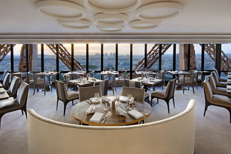 ดินเนอร์สุดโรแมนติกบนหอไอเฟลที่ร้าน Le Jules Verne
