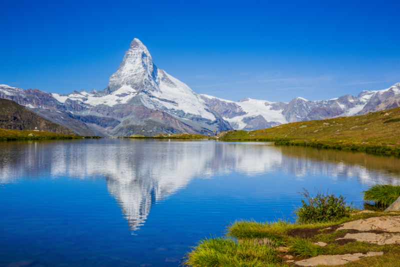 ภาพเงาสะท้อนของยอดเขาแมทเทอร์ฮอร์นบนทะเลสาบ Riffelsee ใกล้กับสถานี Gornergrat