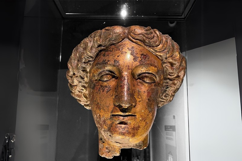 ประติมากรรมเทพีซูลิส-มินerva เทพแห่งการรักษาที่ได้รับการบูชาในเมือง Bath