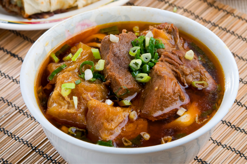 บะหมี่เนื้อไต้หวัน น้ำซุปเข้มข้นและเนื้อวัวนุ่มละลายในปาก