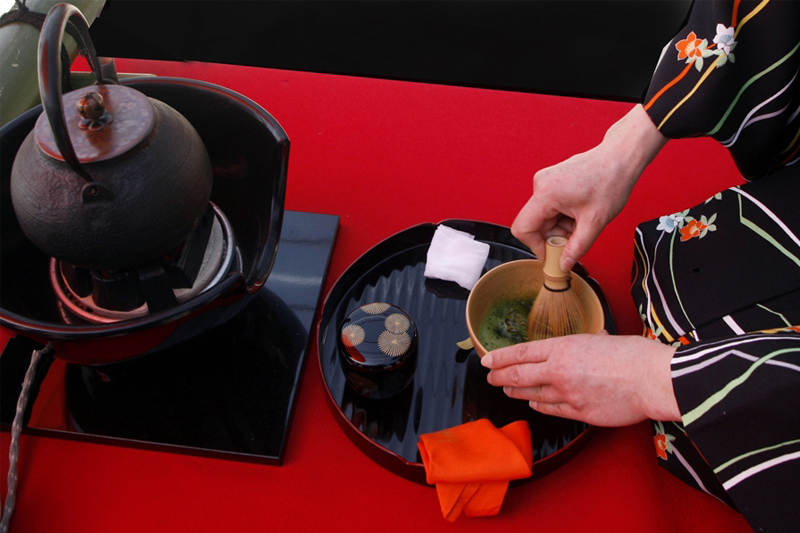 พิธีชงชาแบบดั้งเดิมของญี่ปุ่น ที่แสดงถึงศิลปะแห่งความสงบและสมาธิ