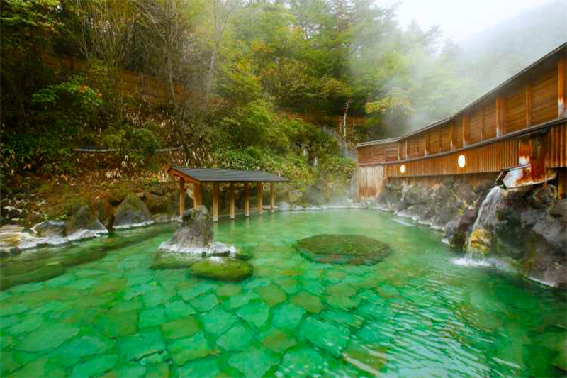 ออนเซ็นกลางแจ้งในญี่ปุ่น ท่ามกลางธรรมชาติที่สวยงาม