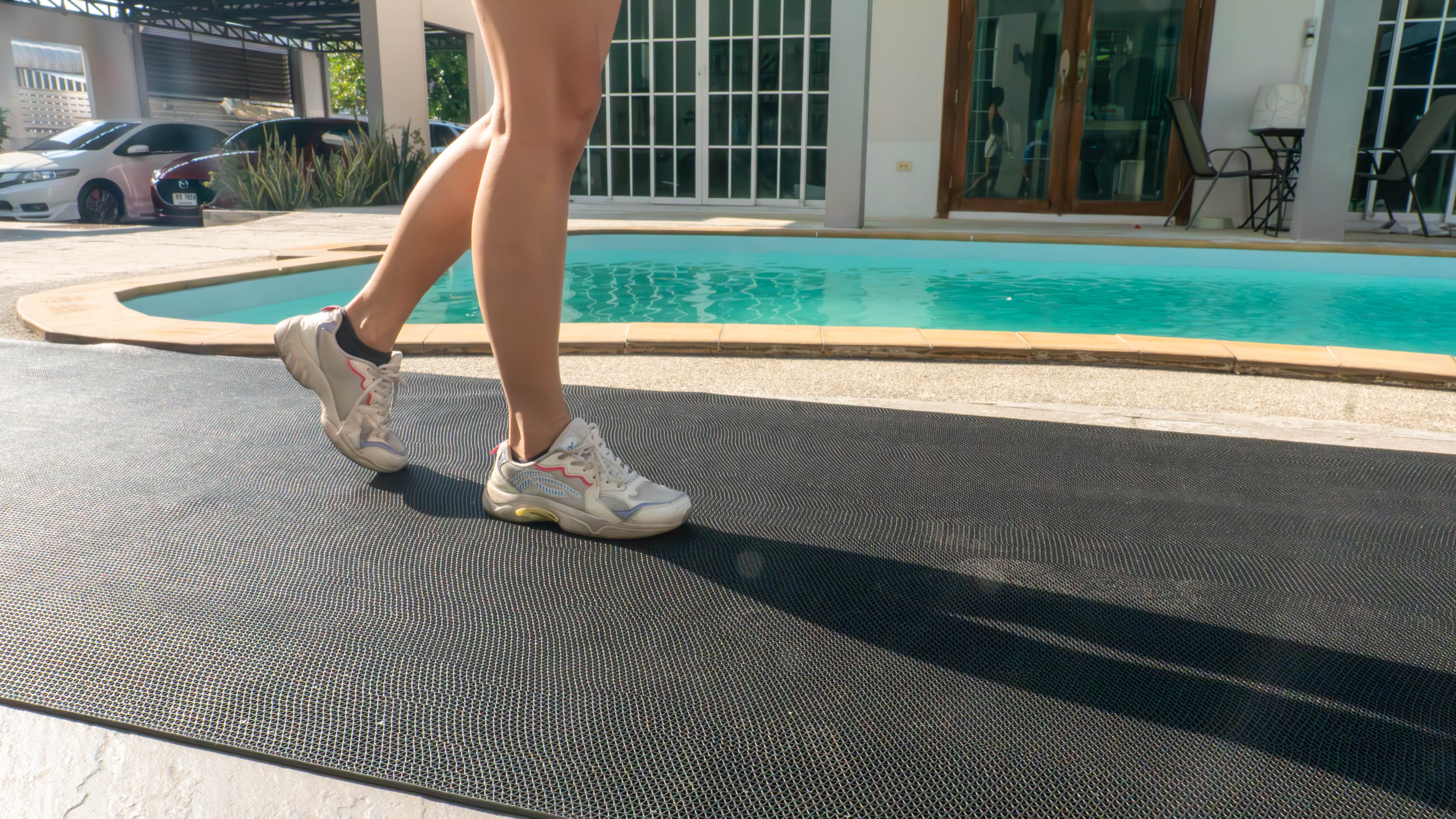 ยางปูพื้นสระน้ำ ทางเลือกเพื่อความปลอดภัยและความสวยงามรอบสระ 4 DSC00218 Enhanced NR 1