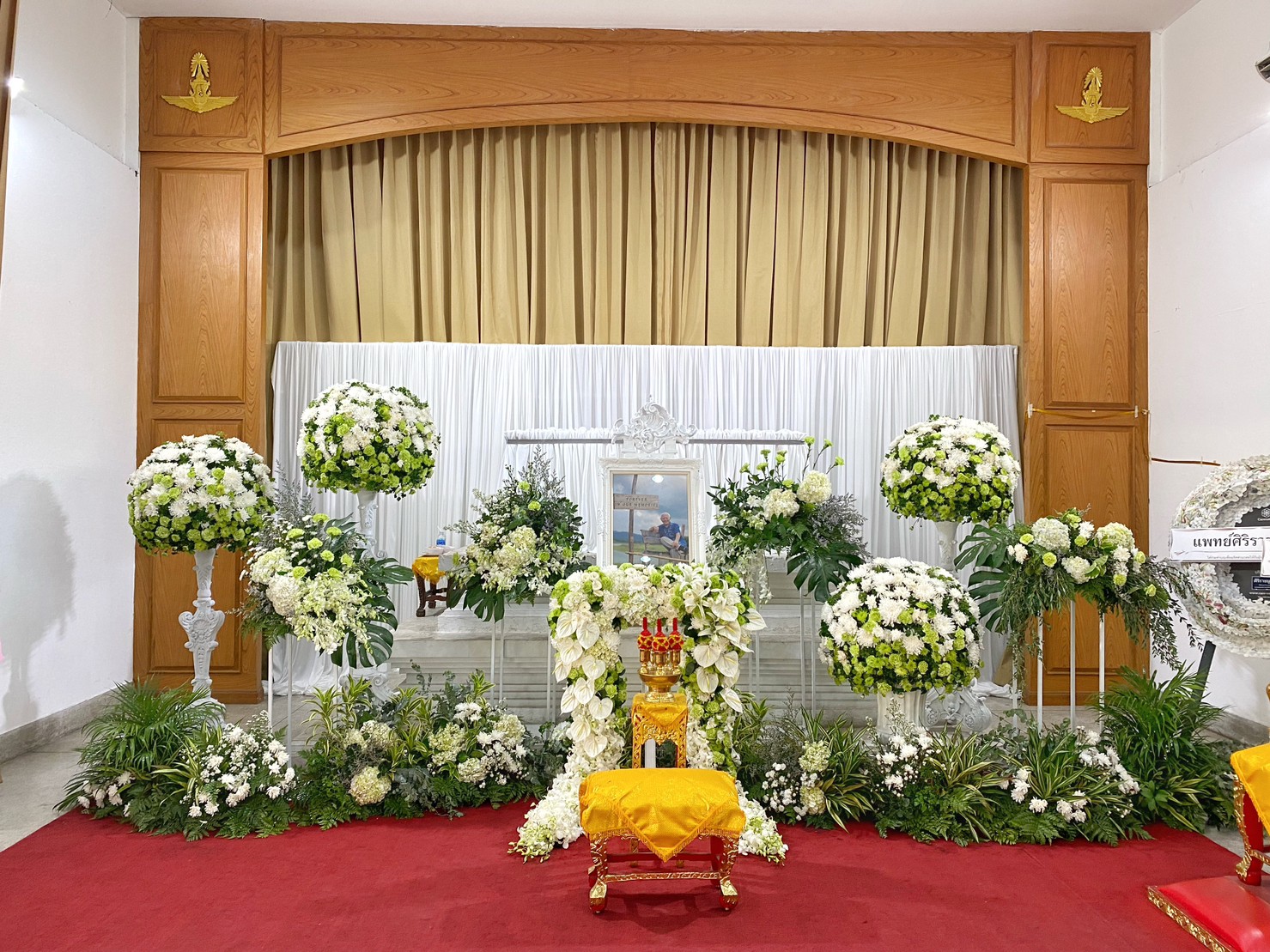 ดอกไม้หน้าศพ จัดหน้าโลงศพ จัดดอกไม้หน้าหีบ จัดหน้าเมรุ ดอกไม้หน้าเมรุ