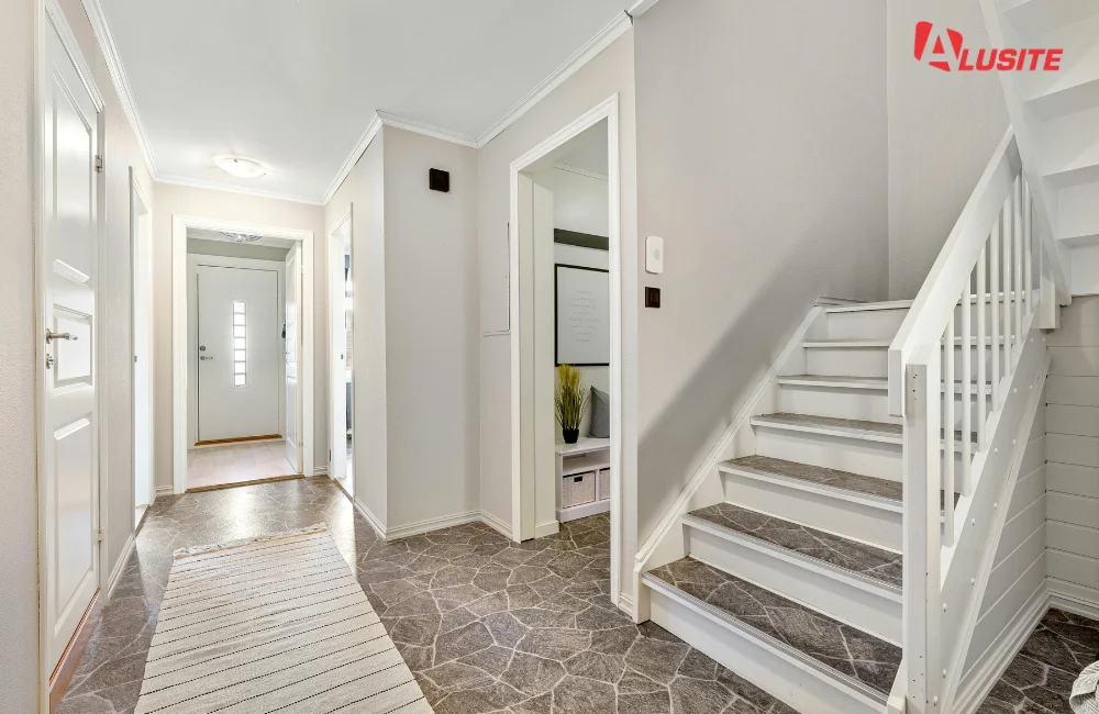 มีชานพักคั่นกลางบันได