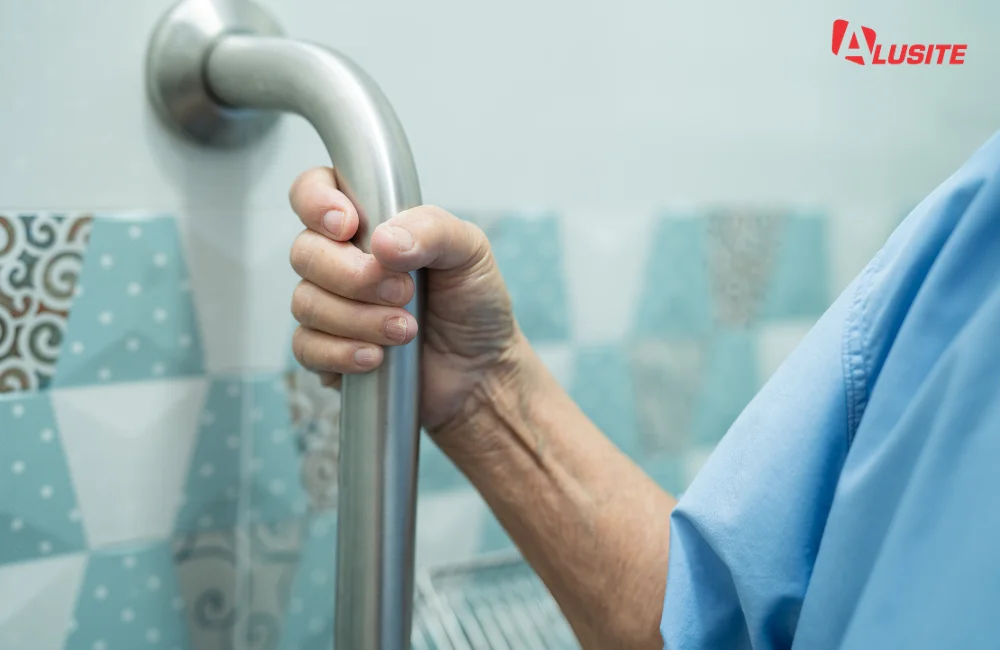 ติดตั้งราวจับทรงตัวในห้องน้ำ