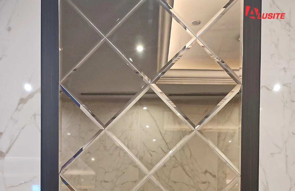 ผนังกรุกระจก