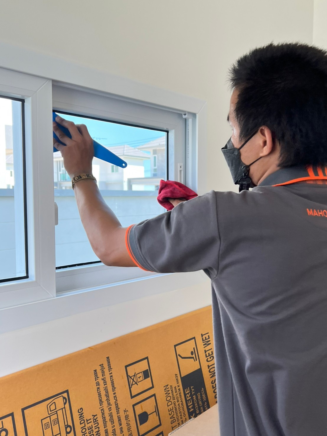 ทีมช่างติดตั้งฟิล์มกรองแสง