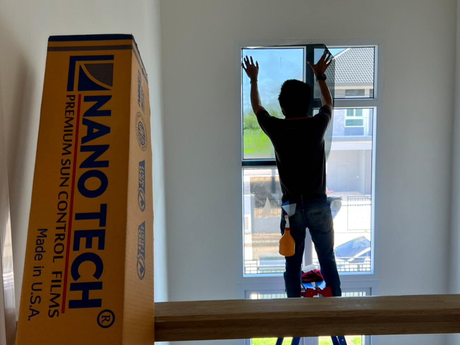 ทีมช่างติดตั้งฟิล์มกรองแสง