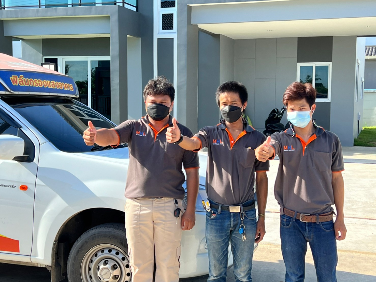 ทีมช่างติดตั้งฟิล์มกรองแสง