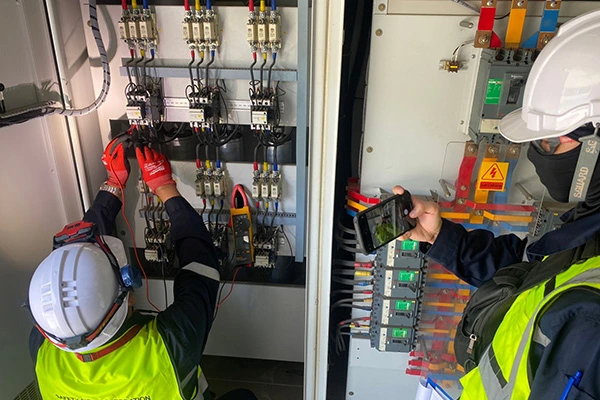 เจ้าหน้าที่กำลังตรวจสอบระบบไฟฟ้าภายในตู้ MDB