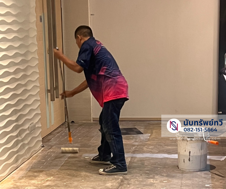 ทากาวปูพรมก่อนเริ่มติดตั้งพรมใหม่ ทากาวปูพรมก่อนเริ่มติดตั้งพรมใหม่