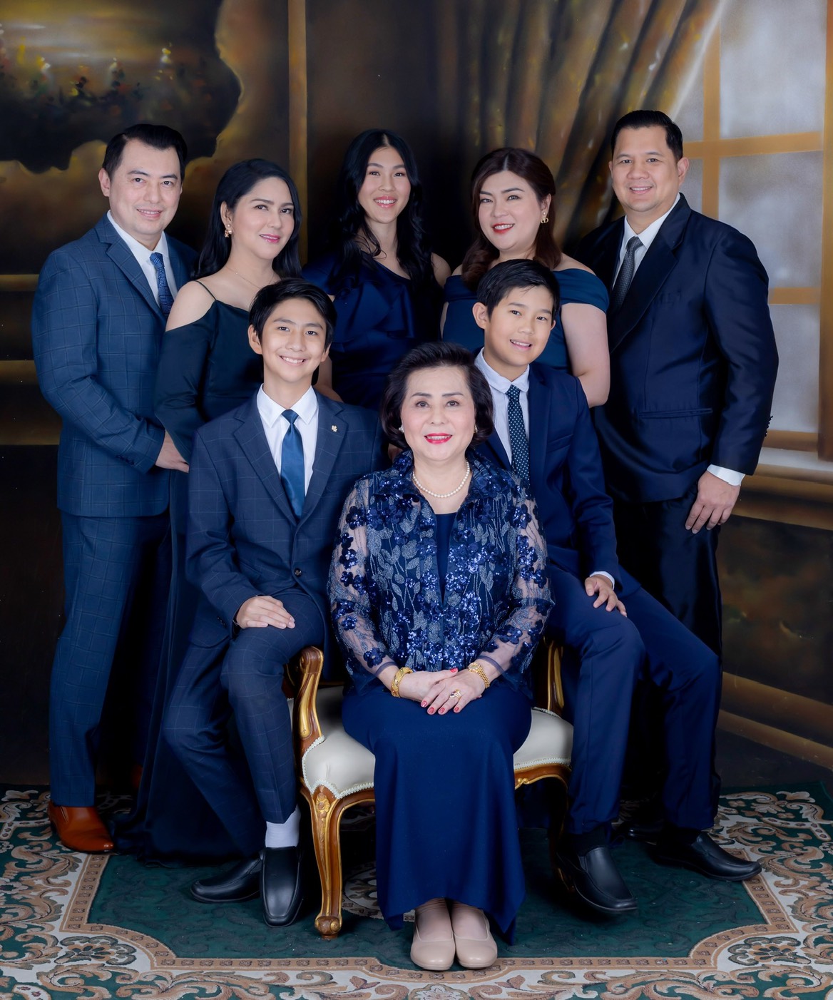 ถ่ายรูปครอบครัวในสตูดิโอ