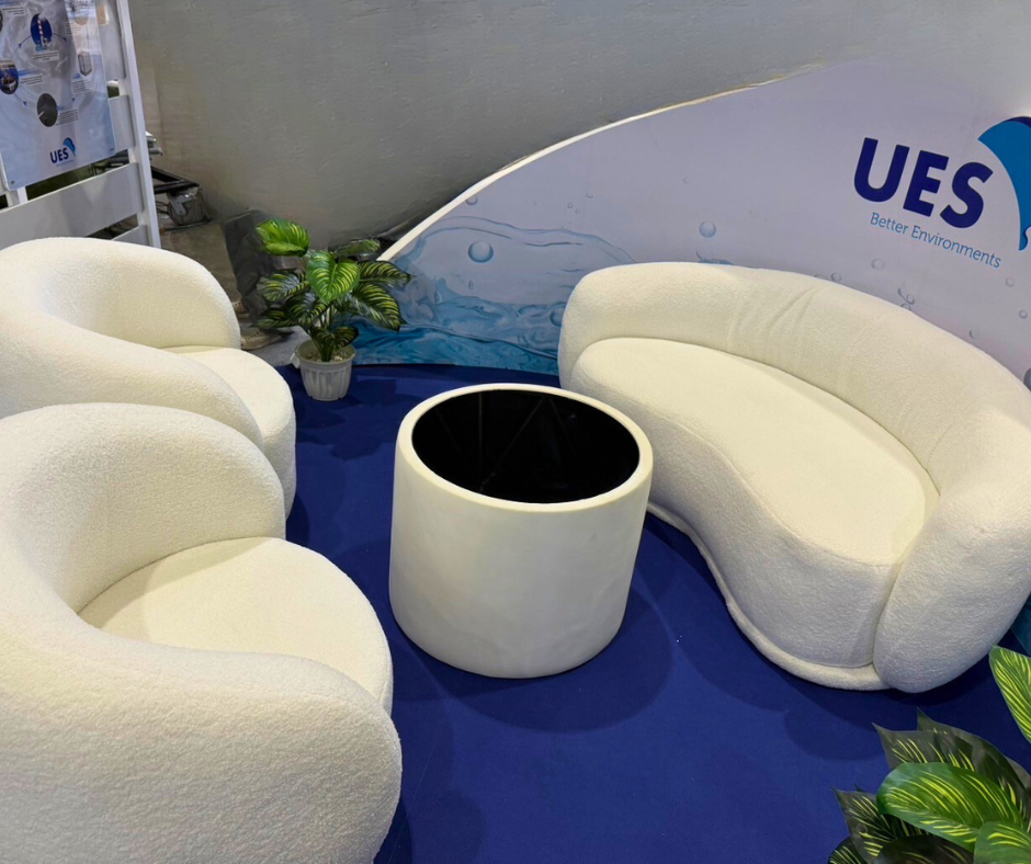 ภาพผลงาน: การจัดวางโซฟาโค้งเป็นมุมเจรจาธุรกิจในงานออกบูธ