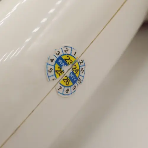 ทดสอบลอก สติ๊กเกอร์กันปลอมเปลือกไข่ เนื้อสติ๊กเกอร์เริ่มแตกตัวทันทีเมื่อถูกงัดแงะ