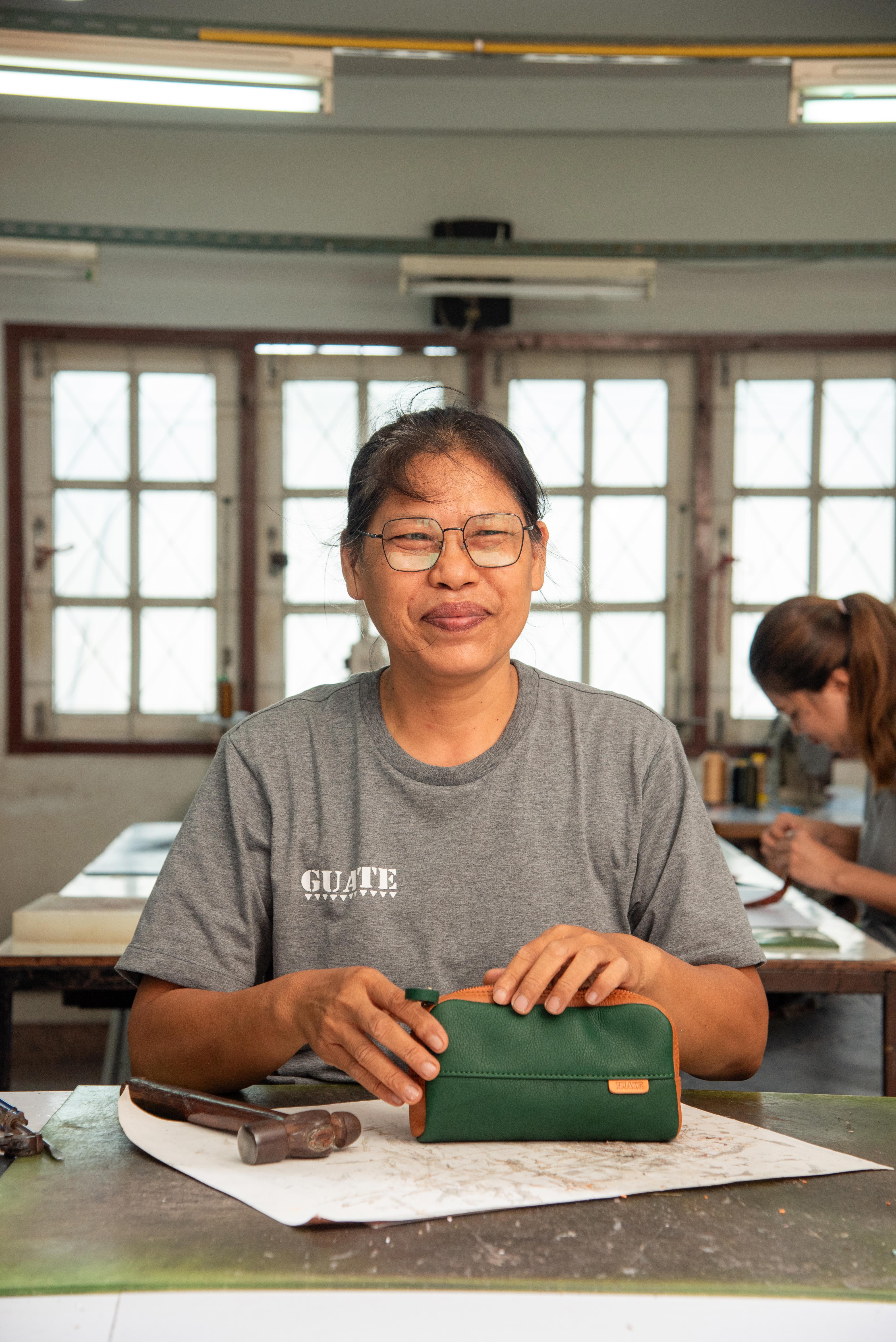 “ทุกชิ้นหนังต้องเข้ารูปเป๊ะก่อนส่งต่อไปเย็บ พี่แอนจะจัดวาง จับพับ และขึ้นทรงให้เรียบร้อย เพื่อให้กระเป๋าใบสุดท้ายออกมาสวยสมบูรณ์”