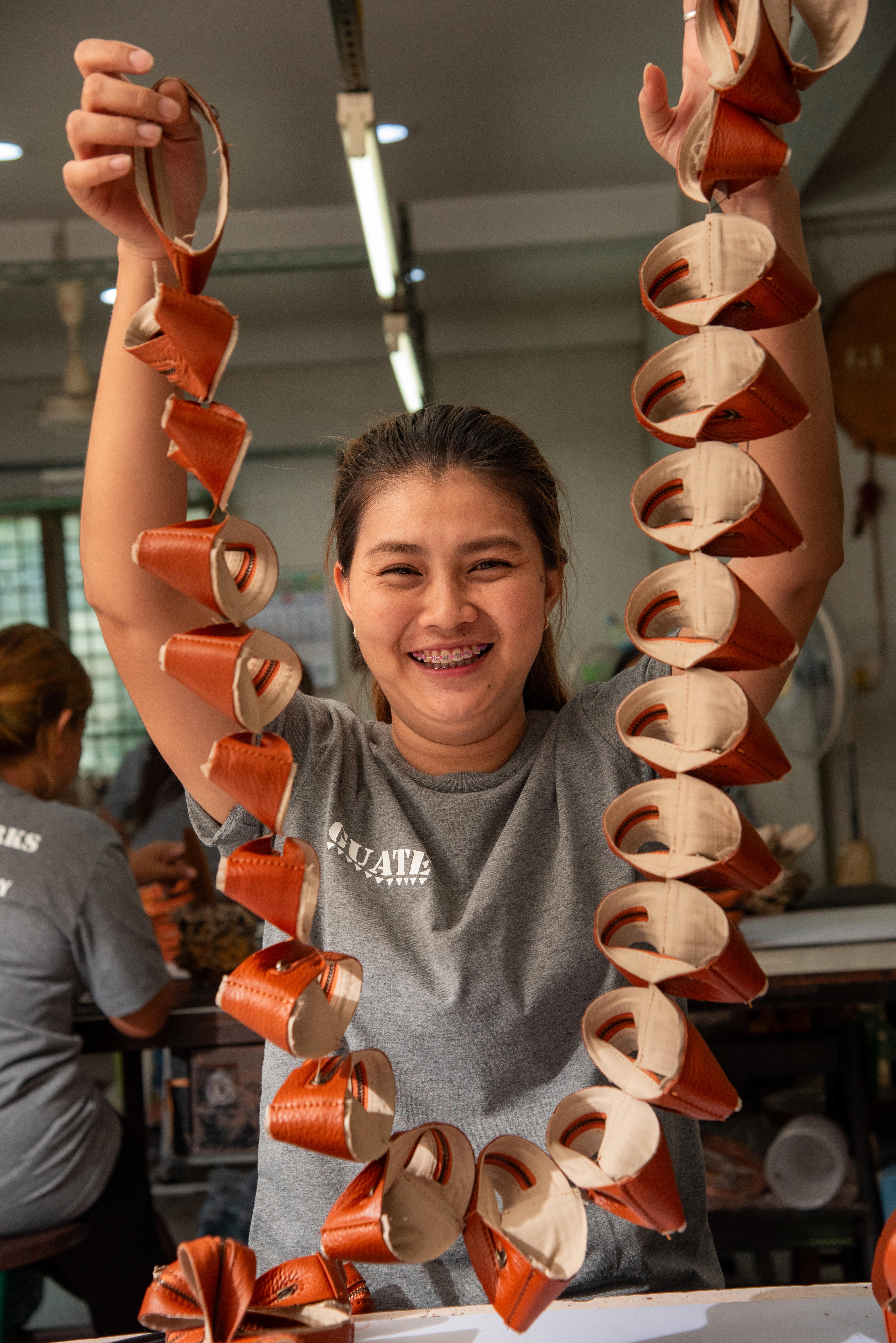 “ทุกใบต้องลงตัวทั้งภายในและภายนอก พี่นุดค่อยๆ ประกอบแต่ละชิ้นเข้าด้วยกันอย่างมั่นคงและแม่นยำ เพื่อให้กระเป๋าใช้งานได้จริงและอยู่กับคุณได้นาน”