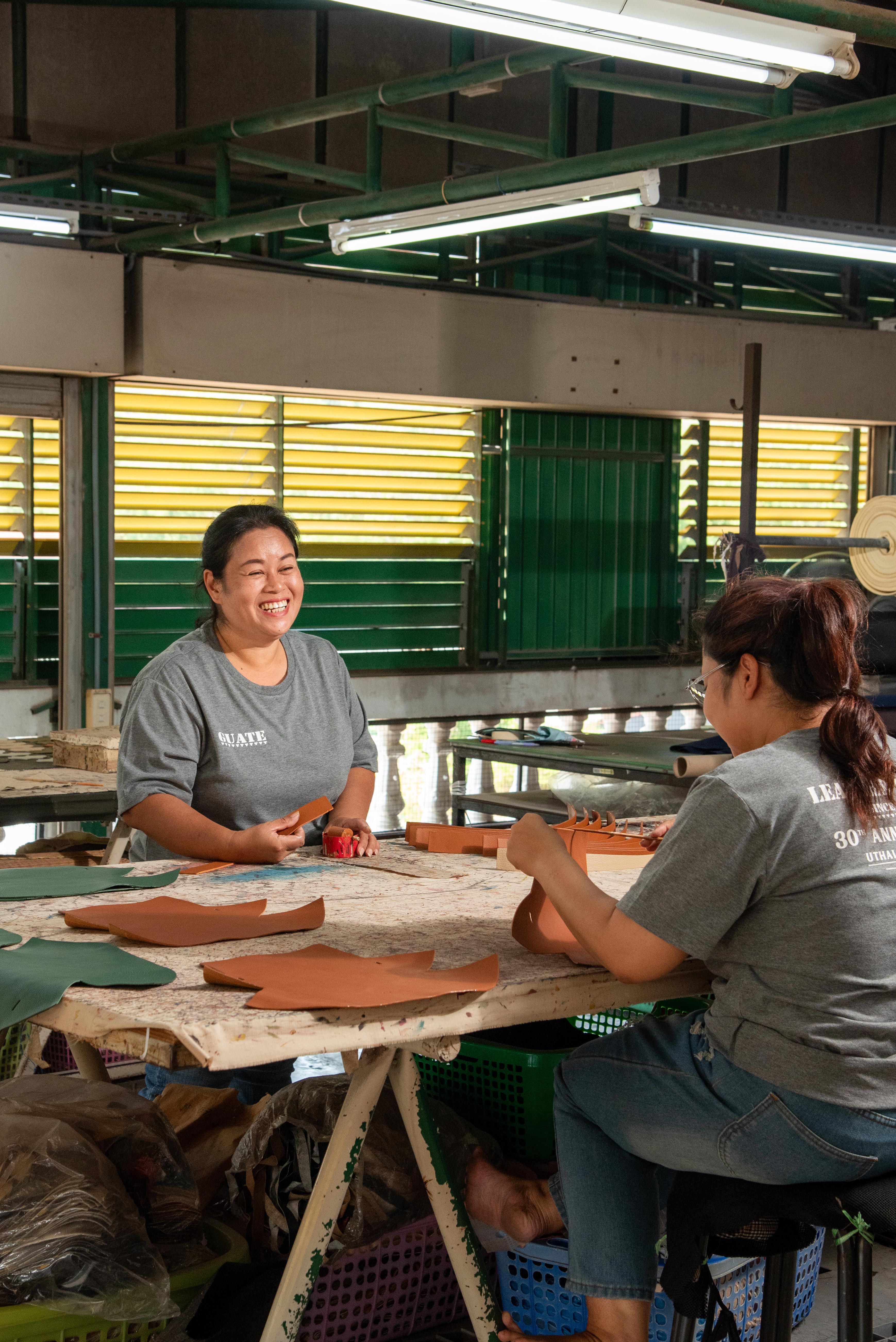 “ขอบหนังที่เรียบและเนียน ต้องใช้ความใจเย็นและมือที่มั่นคง พี่แนนดูแลทุกใบให้สวยจนถึงรายละเอียดเล็กที่สุด”