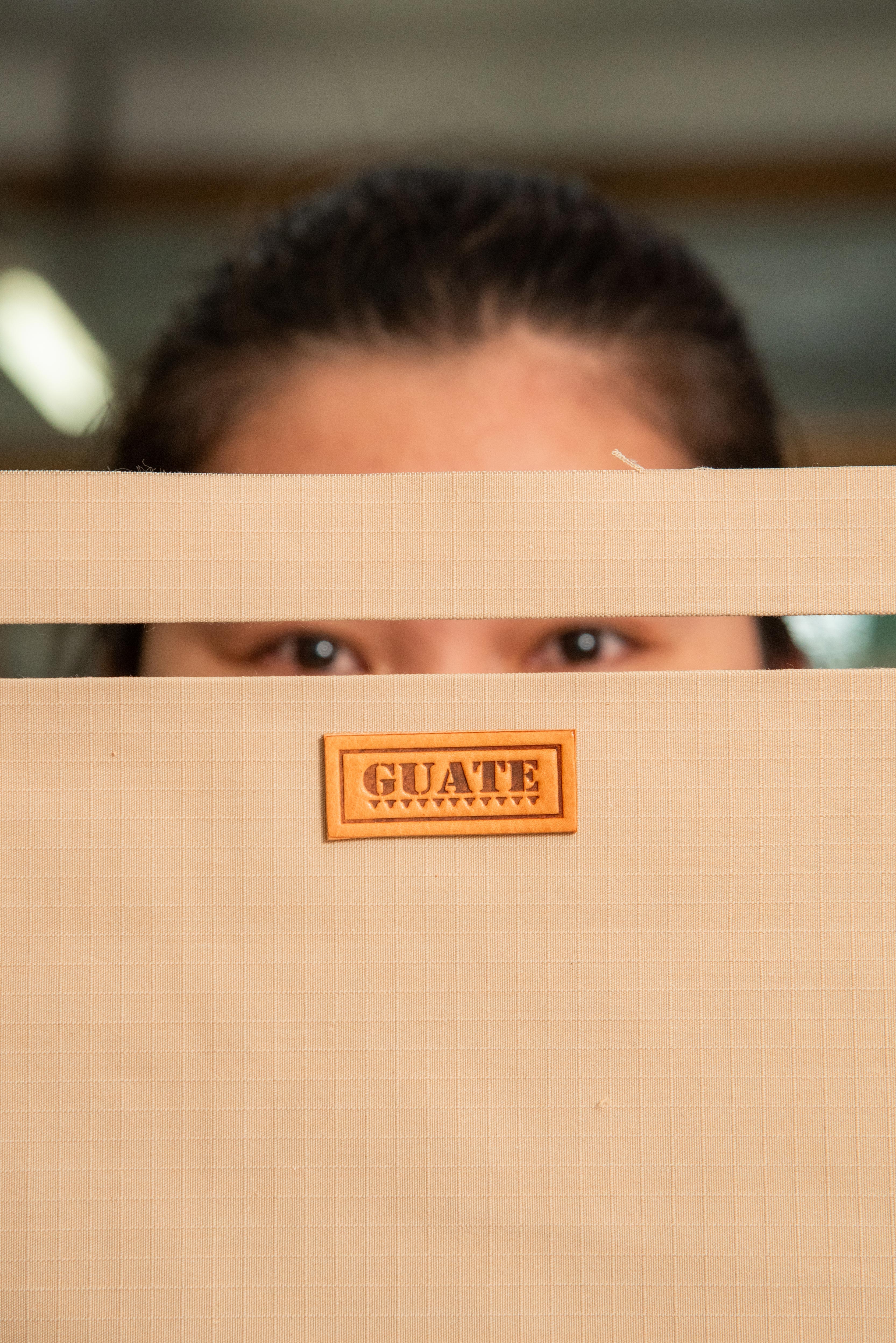 “ทุกใบต้องลงตัวทั้งภายในและภายนอก พี่นุดค่อยๆ ประกอบแต่ละชิ้นเข้าด้วยกันอย่างมั่นคงและแม่นยำ เพื่อให้กระเป๋าใช้งานได้จริงและอยู่กับคุณได้นาน”