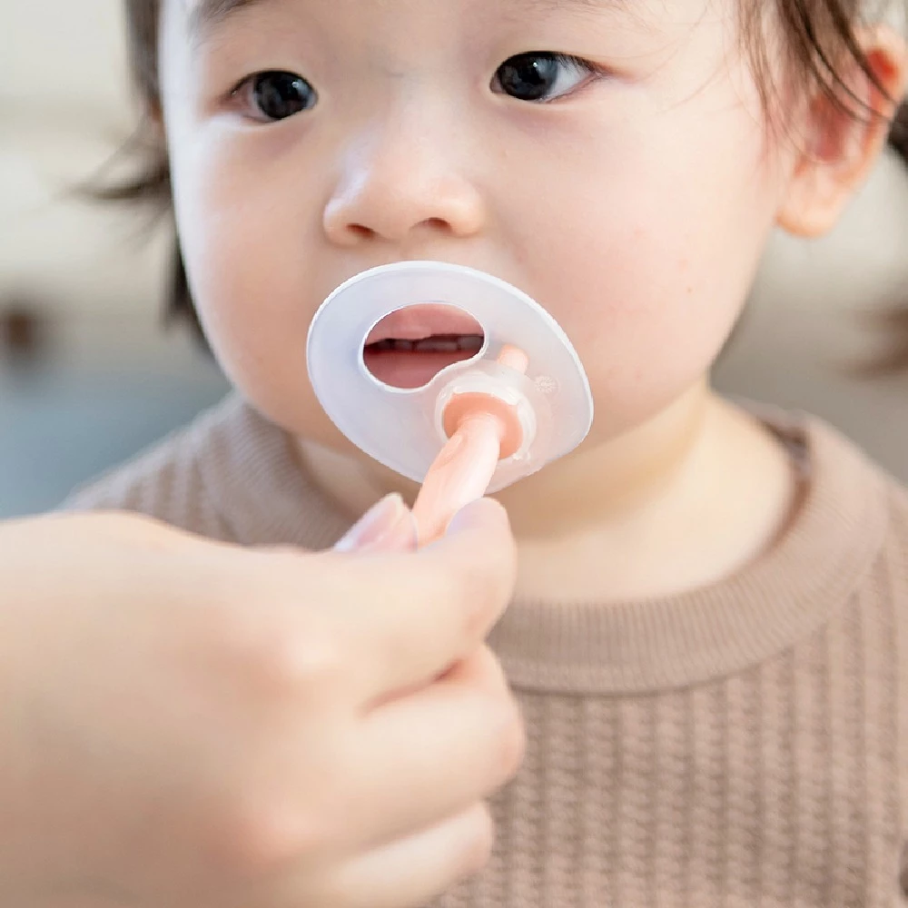 Richell แปรงสีฟันสำหรับเด็ก T.L.I Silicone Step (9m+)