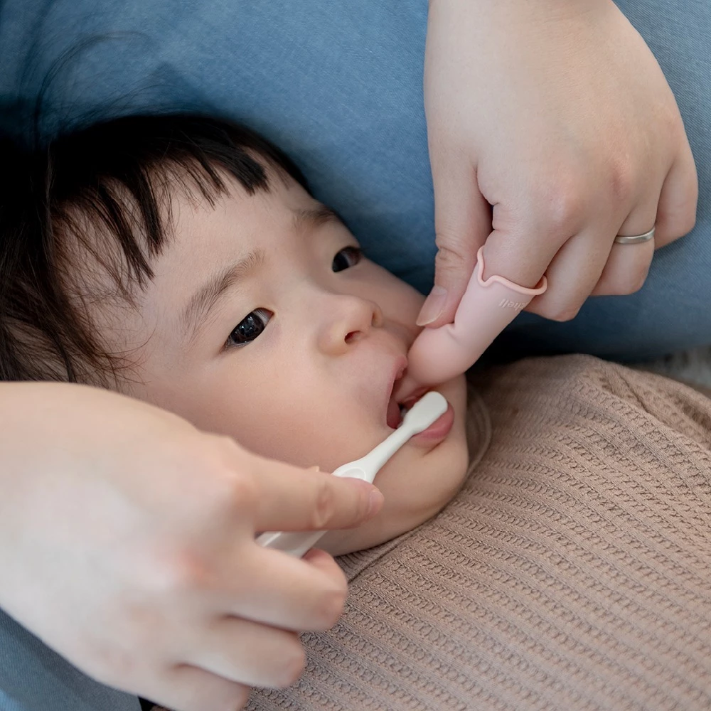 Richell แปรงสีฟันสำหรับแปรงซอกฟัน พร้อมปลอกสวมนิ้ว (4m+)