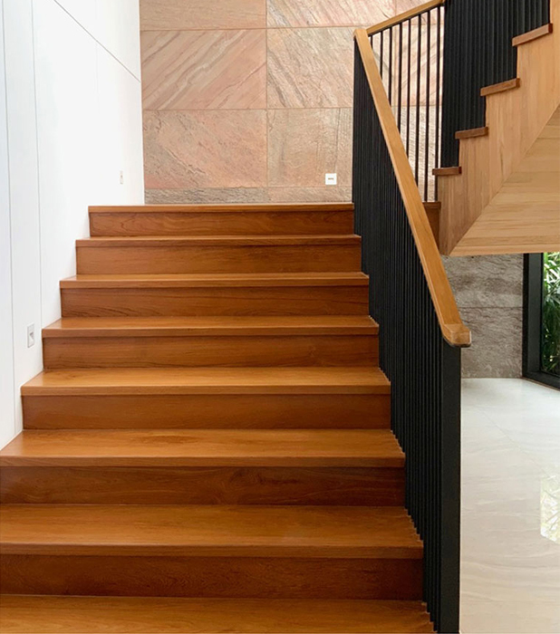 บันไดไม้ พร้อมราวจับไม้