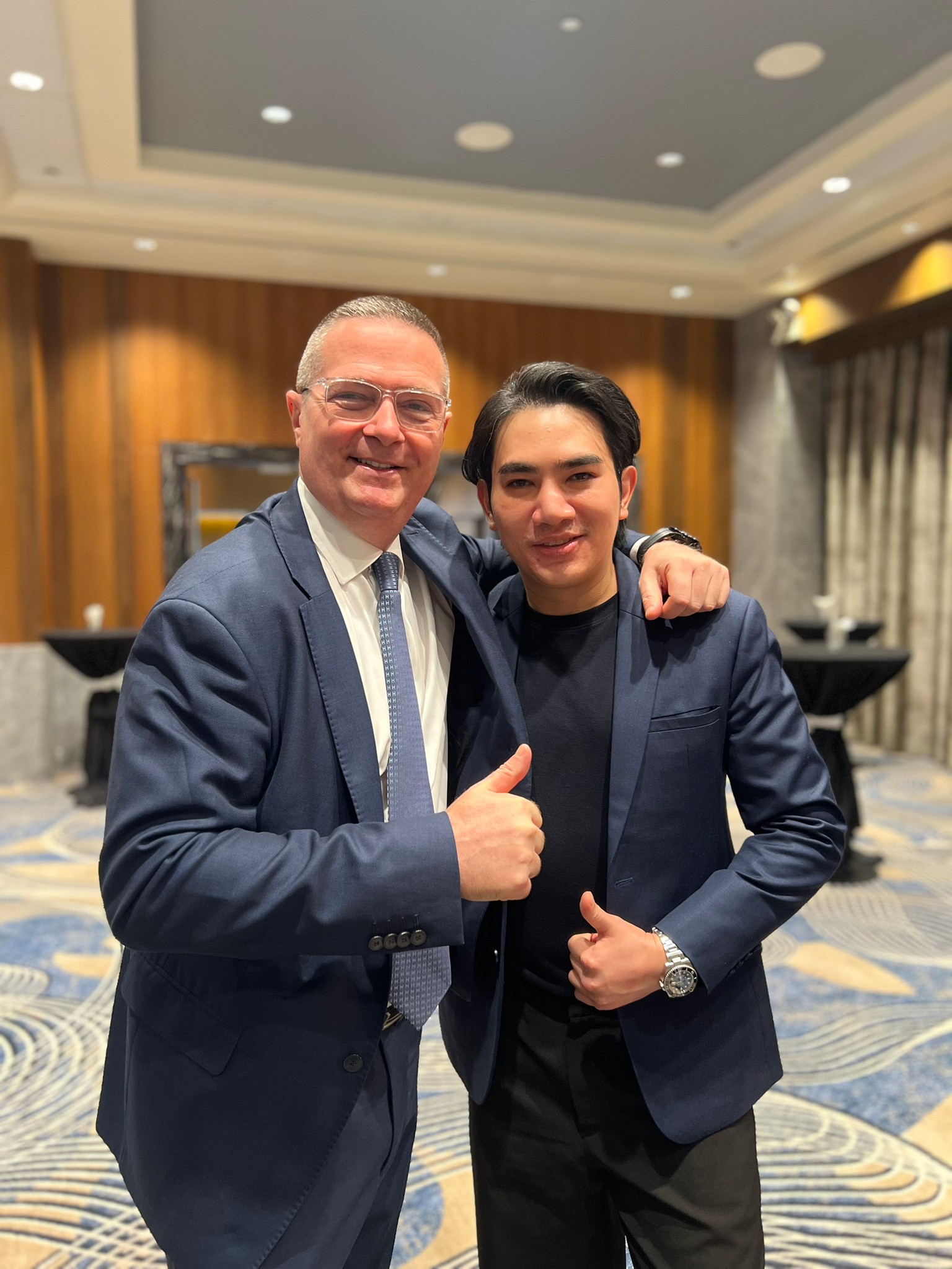 หมอรุจ ได้รับเชิญเข้าร่วมงานประชุม Quanta System Asia Pacific Expert Meeting 2024 ผู้เชี่ยวชาญด้านการใช้เลเซอร์ Discovery Pico Laser ที่ประเทศสิงคโปร์ หมอรุจ ได้รับเชิญเข้าร่วมงานประชุม Quanta System Asia Pacific Expert Meeting 2024 ผู้เชี่ยวชาญด้านการใช้เลเซอร์ Discovery Pico Laser ที่ประเทศสิงคโปร์