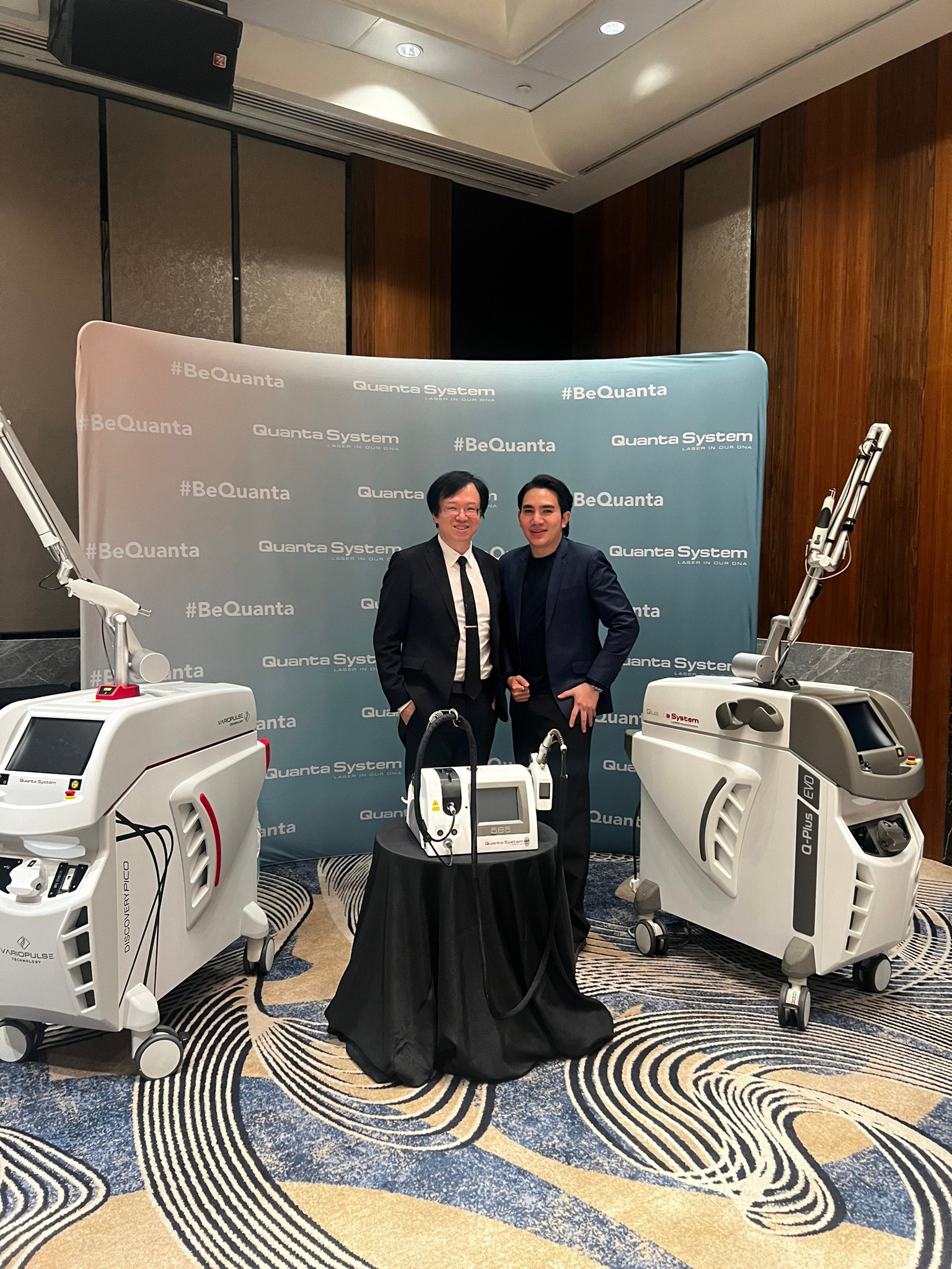 หมอรุจ ได้รับเชิญเข้าร่วมงานประชุม Quanta System Asia Pacific Expert Meeting 2024 ผู้เชี่ยวชาญด้านการใช้เลเซอร์ Discovery Pico Laser ที่ประเทศสิงคโปร์ หมอรุจ ได้รับเชิญเข้าร่วมงานประชุม Quanta System Asia Pacific Expert Meeting 2024 ผู้เชี่ยวชาญด้านการใช้เลเซอร์ Discovery Pico Laser ที่ประเทศสิงคโปร์