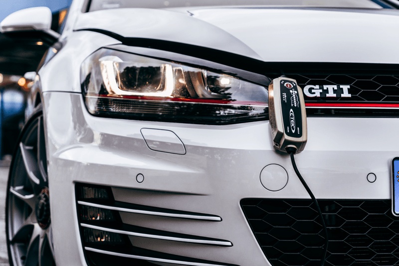 รถหรูกำลังชาร์จเเบตเตอรี่จากเครื่องชาร์จ CTEK