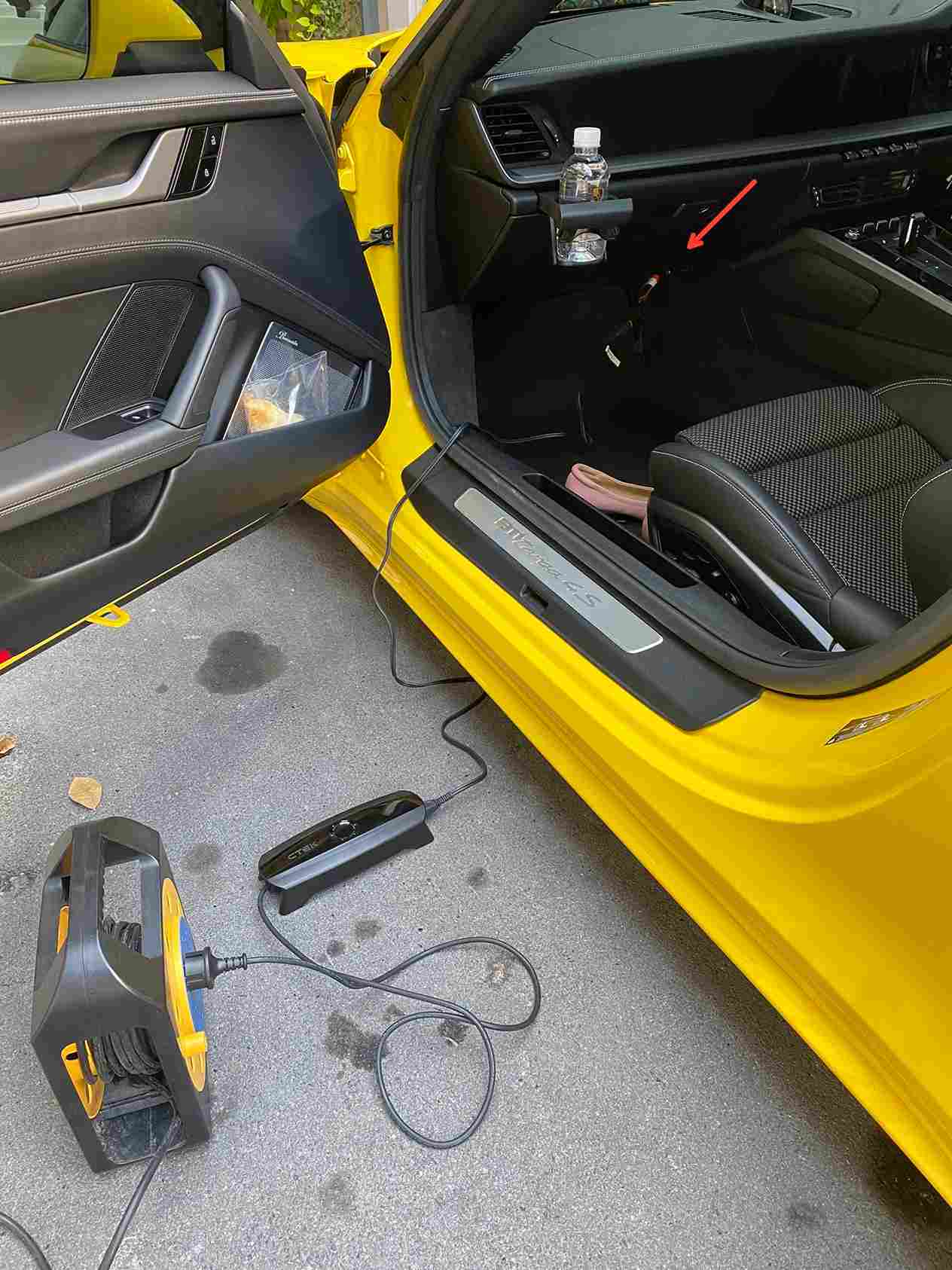 ดูแลแบตเตอรี่รถ Porsche ด้วย CTEK จากสวีเดน