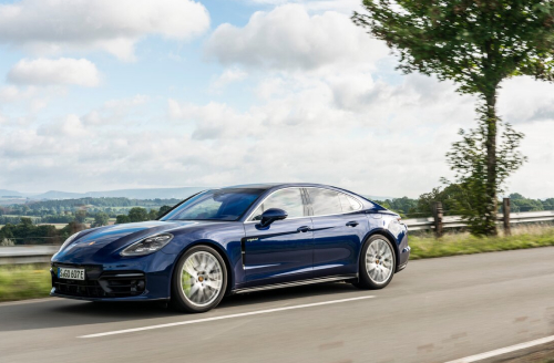 ปอร์เช่ 4 ประตู สีน้ำเงิน ปอร์เช่ 4 ประตู สีน้ำเงิน กำลังวิ่งบนถนน