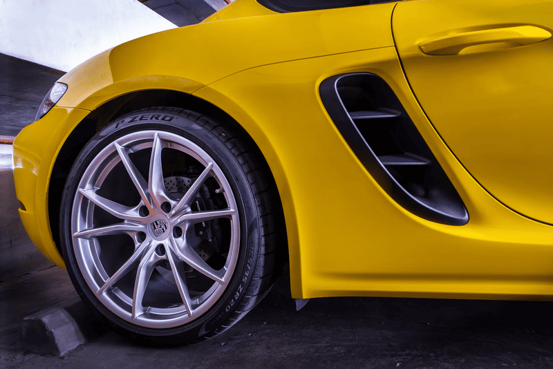 ล้อรถสปอร์ต Porsche Cayman สีเหลือง ล้อรถสปอร์ต Porsche Cayman สีเหลือง