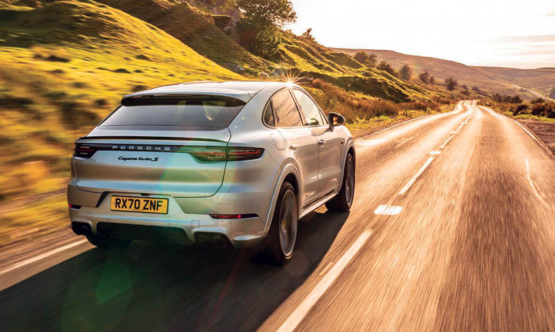 Porsche Cayenne Turbo S E-Hybrid coupe Porsche Cayenne Turbo S E-Hybrid coupe กำลังวิ่งบนถนน