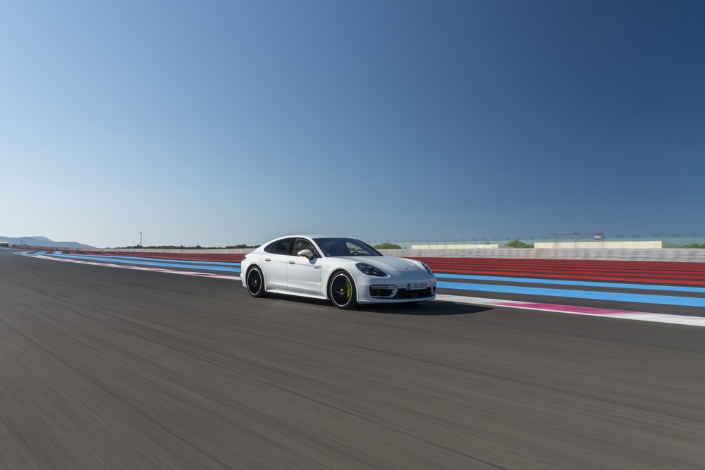 Porsche Panamera Turbo S E-Hybrid  Porsche Panamera Turbo S E-Hybrid สีขาว กำลังวิ่งบนสนามแข่ง