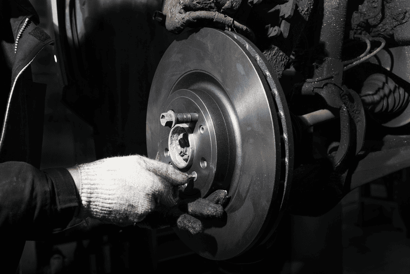 ช่างกำลังซ่อมระบบเบรก ABS ช่างกำลังซ่อมระบบเบรก ABS