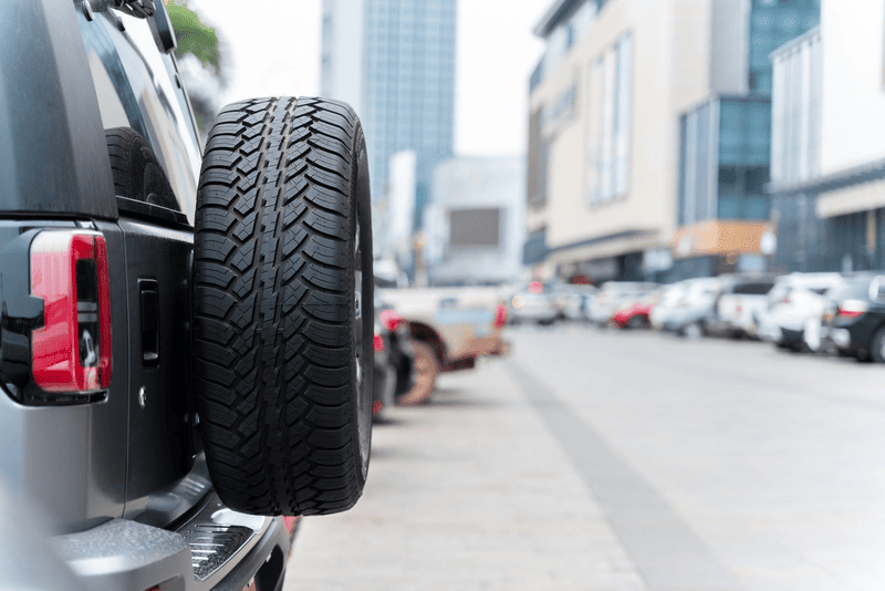 ยางอะไหล่ที่ติดอยู่ท้ายร ยางอะไหล่ที่ติดอยู่ท้ายร