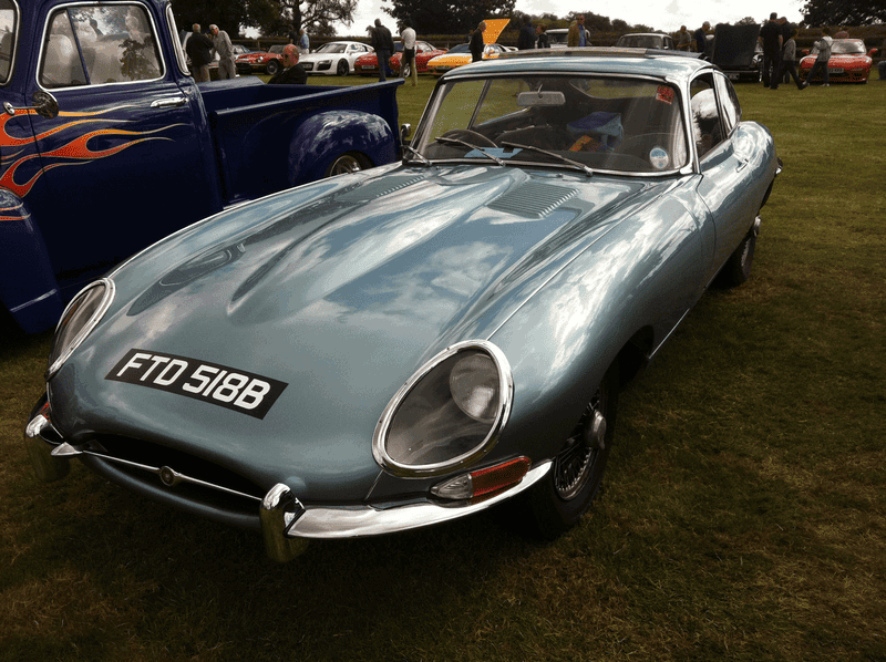 รถคลาสสิค Jaguar E-Type รถคลาสสิค Jaguar E-Type