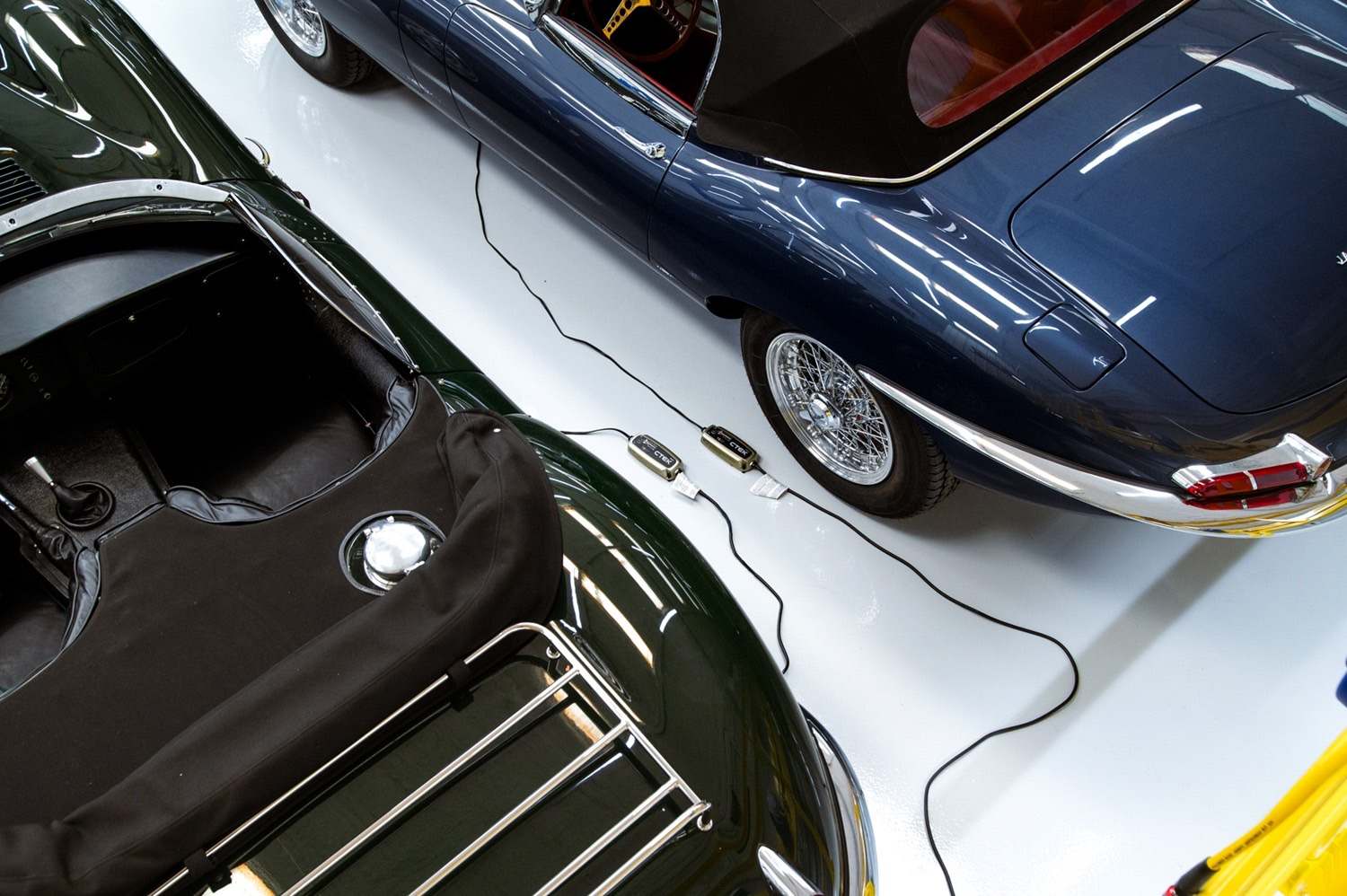 รถคลาสสิคกำลังชาร์จแบตเตอรี่รถยนต์ รถคลาสสิคกำลังชาร์จแบตเตอรี่รถยนต์