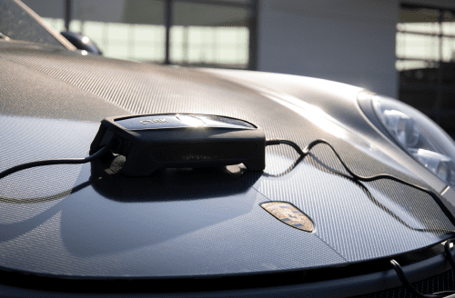 เครื่องชาร์จแบตเตอรี่บนรถยนต์วางบนฝากระโปรงหน้ารถ Porsche
