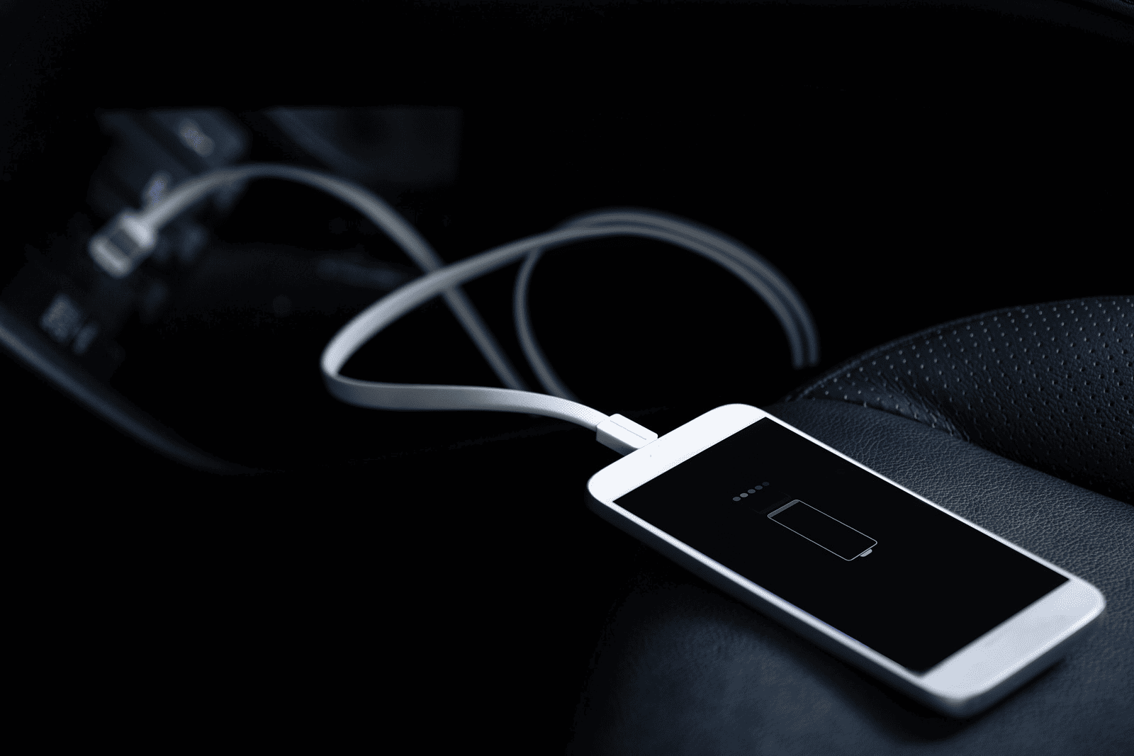 โทรศัพท์มือถือกำลังชาร์จแบตเตอรี่บนรถ โทรศัพท์มือถือกำลังชาร์จแบตเตอรี่บนรถ